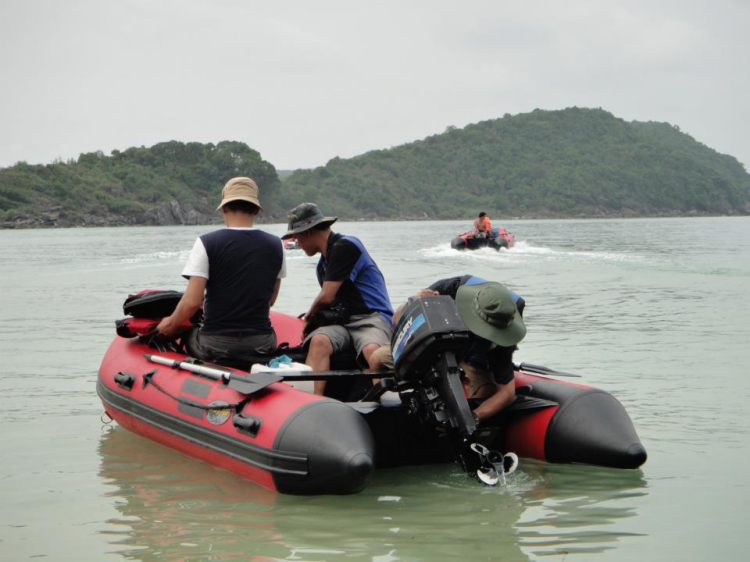 Du ngoạn trên biển bằng xuồng phao bơm hơi. Du ngoạn trên biển bằng xuồng phao bơm hơi.