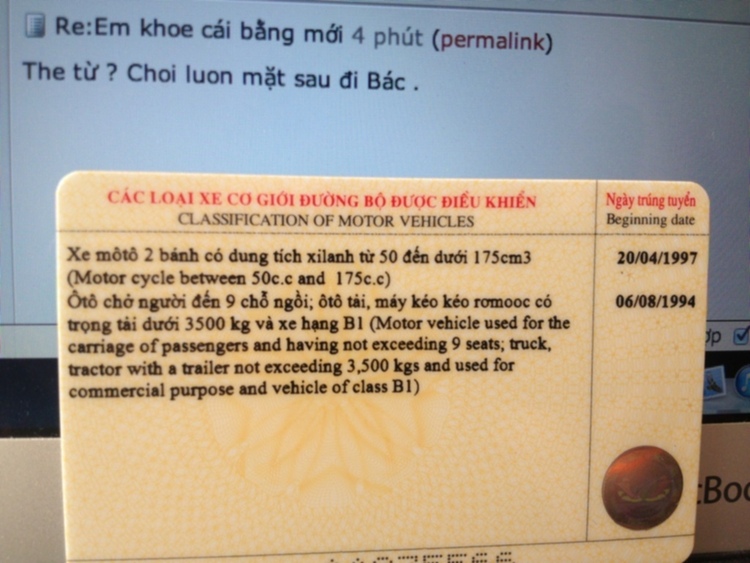 Em khoe cái bằng mới