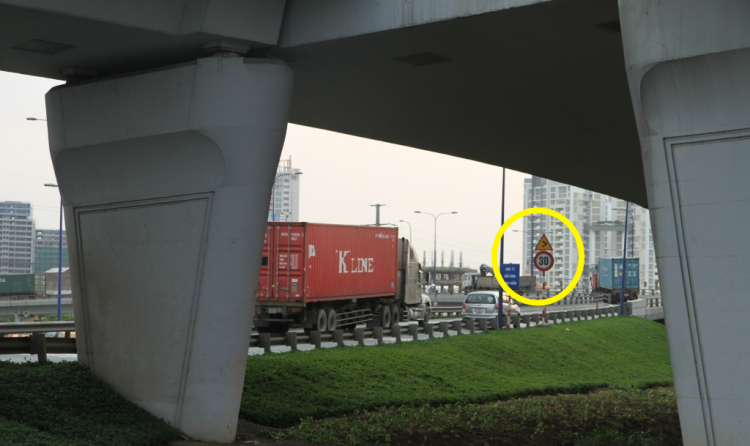 Biển báo tốc độ trên toàn Xa lộ Hà nội, địa phận Tp HCM