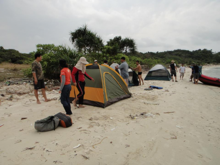 Du ngoạn trên biển bằng xuồng phao bơm hơi.