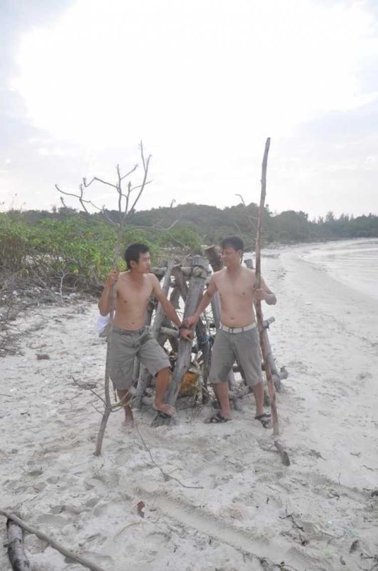 Du ngoạn trên biển bằng xuồng phao bơm hơi. Du ngoạn trên biển bằng xuồng phao bơm hơi.
