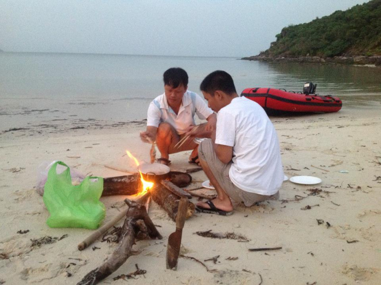 Du ngoạn trên biển bằng xuồng phao bơm hơi. Du ngoạn trên biển bằng xuồng phao bơm hơi.