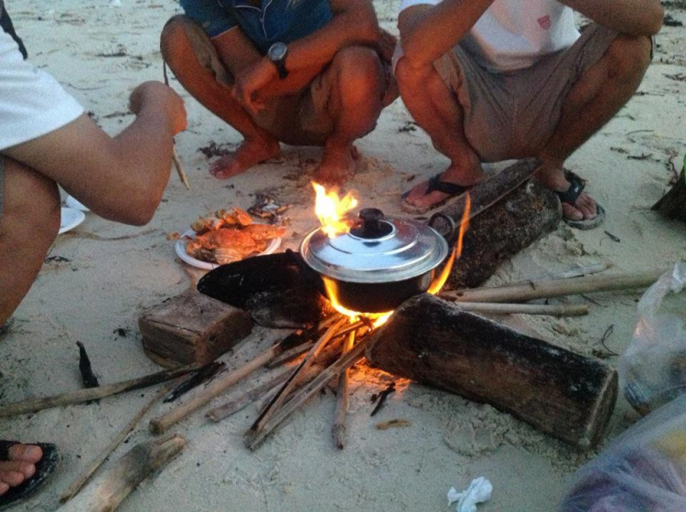 Du ngoạn trên biển bằng xuồng phao bơm hơi. Du ngoạn trên biển bằng xuồng phao bơm hơi.