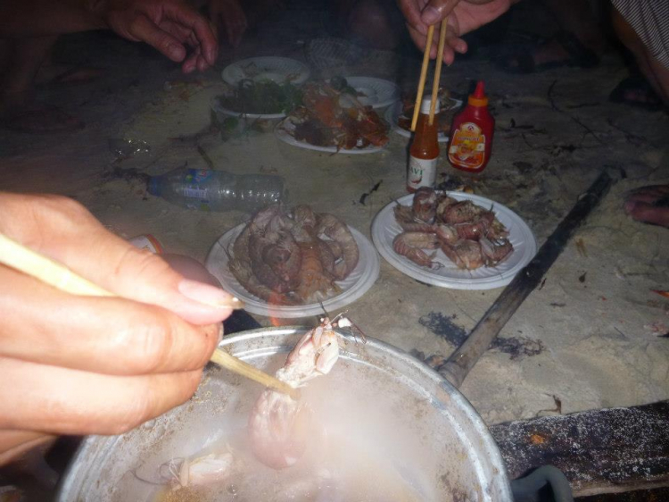 Du ngoạn trên biển bằng xuồng phao bơm hơi. Du ngoạn trên biển bằng xuồng phao bơm hơi.