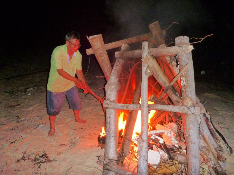 Du ngoạn trên biển bằng xuồng phao bơm hơi.