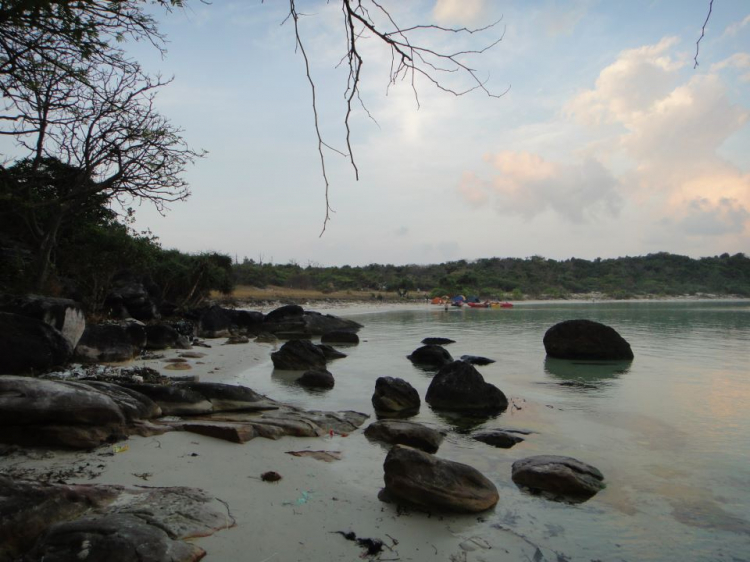 Du ngoạn trên biển bằng xuồng phao bơm hơi. Du ngoạn trên biển bằng xuồng phao bơm hơi.