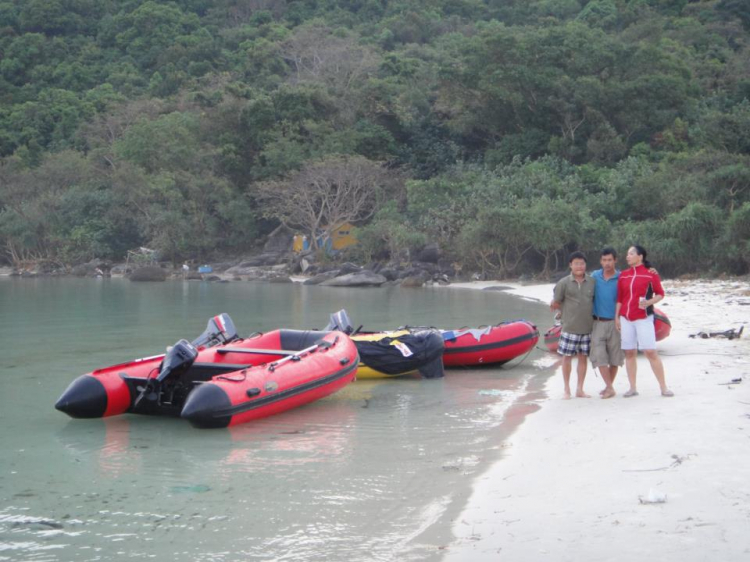 Du ngoạn trên biển bằng xuồng phao bơm hơi.