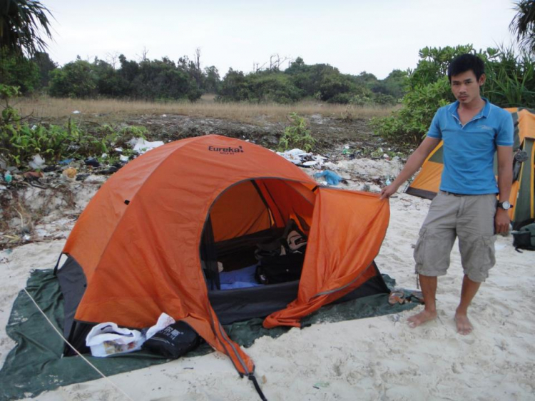 Du ngoạn trên biển bằng xuồng phao bơm hơi.