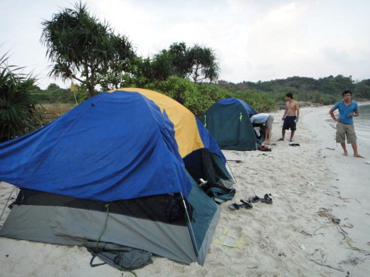 Du ngoạn trên biển bằng xuồng phao bơm hơi. Du ngoạn trên biển bằng xuồng phao bơm hơi.