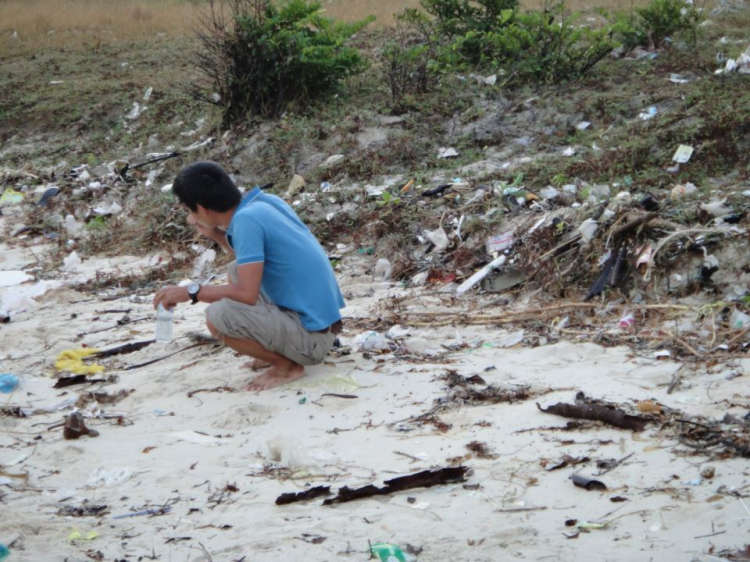 Du ngoạn trên biển bằng xuồng phao bơm hơi.