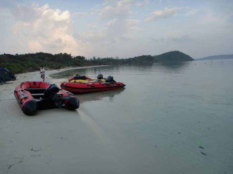 Du ngoạn trên biển bằng xuồng phao bơm hơi. Du ngoạn trên biển bằng xuồng phao bơm hơi.