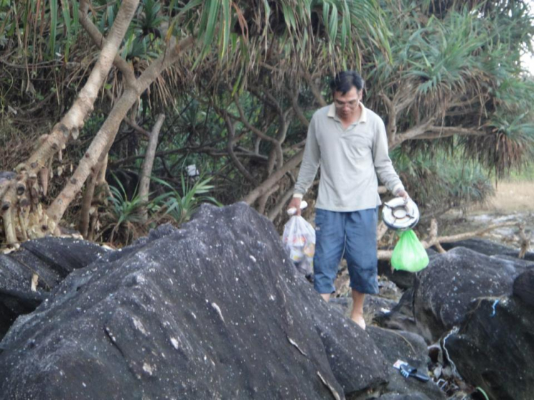 Du ngoạn trên biển bằng xuồng phao bơm hơi.