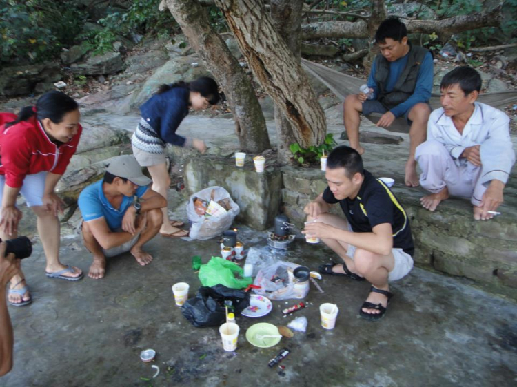 Du ngoạn trên biển bằng xuồng phao bơm hơi. Du ngoạn trên biển bằng xuồng phao bơm hơi.