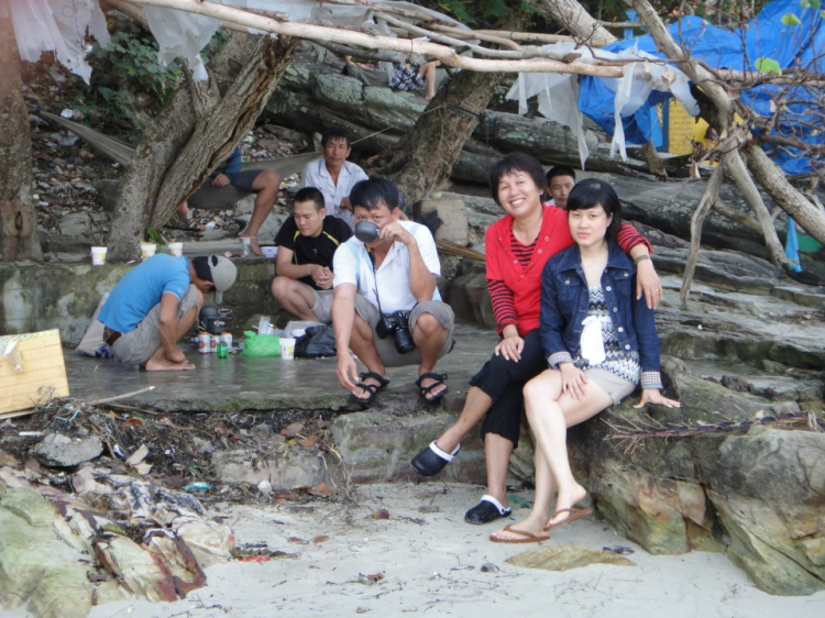 Du ngoạn trên biển bằng xuồng phao bơm hơi. Du ngoạn trên biển bằng xuồng phao bơm hơi.