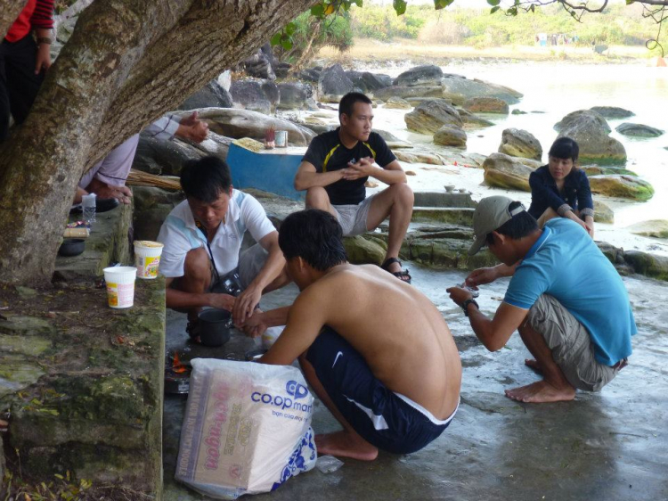 Du ngoạn trên biển bằng xuồng phao bơm hơi.