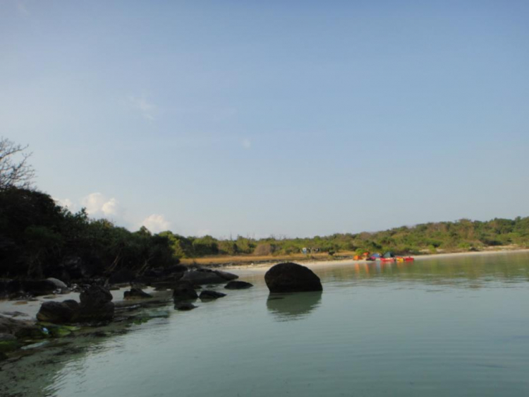Du ngoạn trên biển bằng xuồng phao bơm hơi. Du ngoạn trên biển bằng xuồng phao bơm hơi.