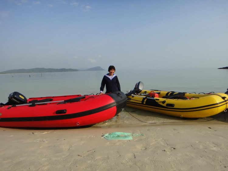 Du ngoạn trên biển bằng xuồng phao bơm hơi. Du ngoạn trên biển bằng xuồng phao bơm hơi.
