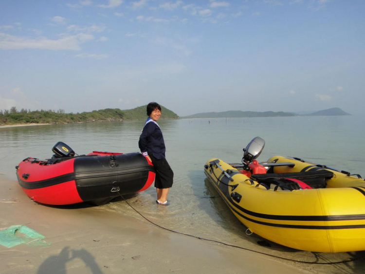 Du ngoạn trên biển bằng xuồng phao bơm hơi. Du ngoạn trên biển bằng xuồng phao bơm hơi.