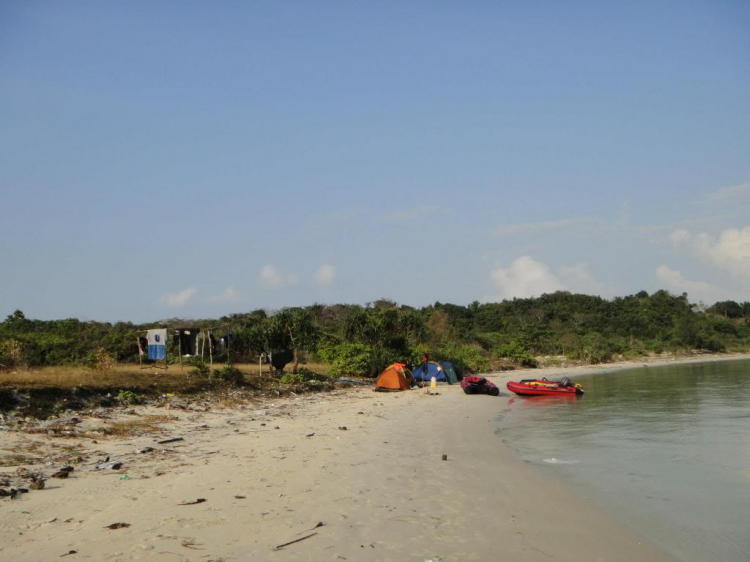 Du ngoạn trên biển bằng xuồng phao bơm hơi.