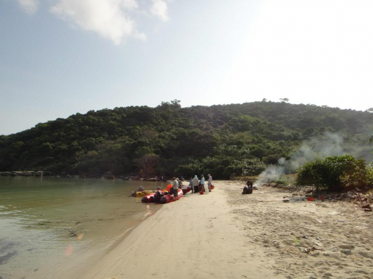 Du ngoạn trên biển bằng xuồng phao bơm hơi. Du ngoạn trên biển bằng xuồng phao bơm hơi.