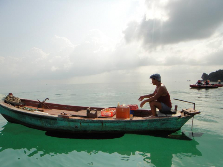 Du ngoạn trên biển bằng xuồng phao bơm hơi.