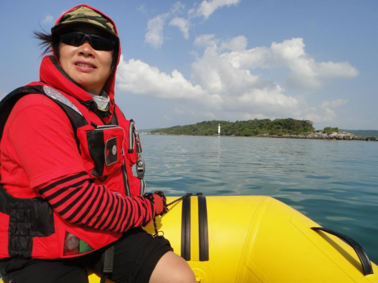 Du ngoạn trên biển bằng xuồng phao bơm hơi. Du ngoạn trên biển bằng xuồng phao bơm hơi.