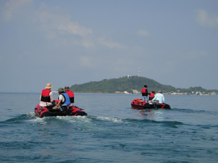 Du ngoạn trên biển bằng xuồng phao bơm hơi. Du ngoạn trên biển bằng xuồng phao bơm hơi.