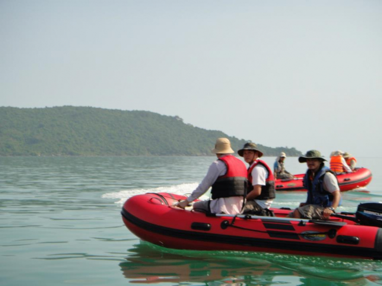 Du ngoạn trên biển bằng xuồng phao bơm hơi. Du ngoạn trên biển bằng xuồng phao bơm hơi.