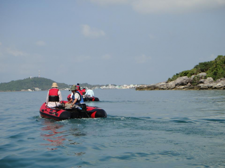 Du ngoạn trên biển bằng xuồng phao bơm hơi. Du ngoạn trên biển bằng xuồng phao bơm hơi.