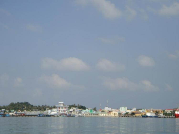 Du ngoạn trên biển bằng xuồng phao bơm hơi. Du ngoạn trên biển bằng xuồng phao bơm hơi.