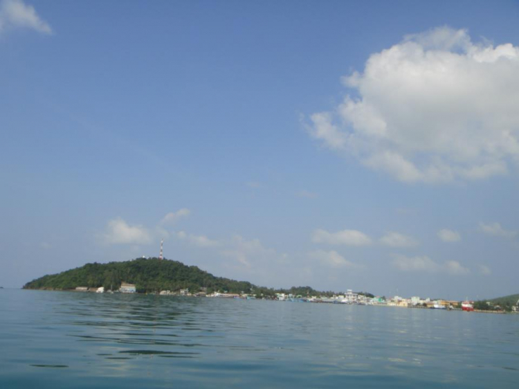 Du ngoạn trên biển bằng xuồng phao bơm hơi. Du ngoạn trên biển bằng xuồng phao bơm hơi.