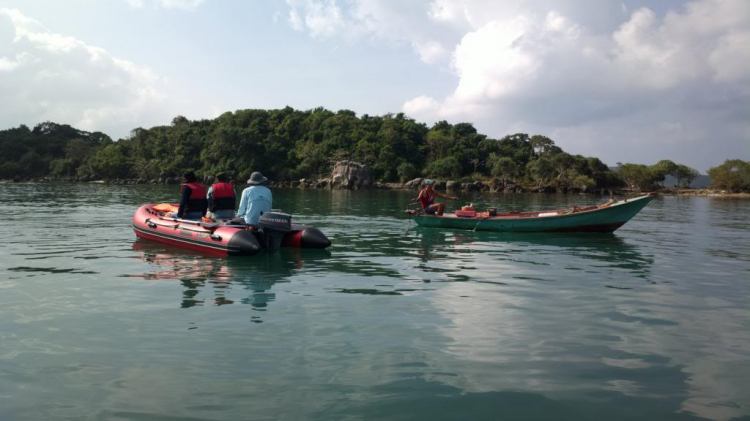 Du ngoạn trên biển bằng xuồng phao bơm hơi. Du ngoạn trên biển bằng xuồng phao bơm hơi.
