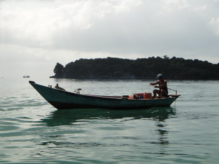 Du ngoạn trên biển bằng xuồng phao bơm hơi.