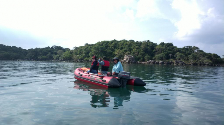 Du ngoạn trên biển bằng xuồng phao bơm hơi. Du ngoạn trên biển bằng xuồng phao bơm hơi.