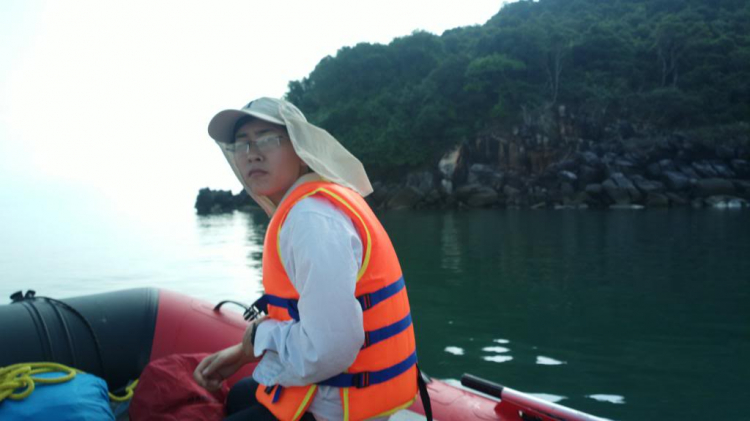 Du ngoạn trên biển bằng xuồng phao bơm hơi. Du ngoạn trên biển bằng xuồng phao bơm hơi.