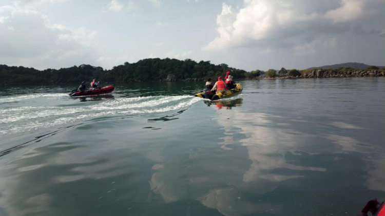 Du ngoạn trên biển bằng xuồng phao bơm hơi. Du ngoạn trên biển bằng xuồng phao bơm hơi.