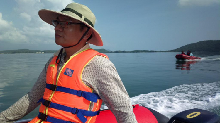 Du ngoạn trên biển bằng xuồng phao bơm hơi. Du ngoạn trên biển bằng xuồng phao bơm hơi.