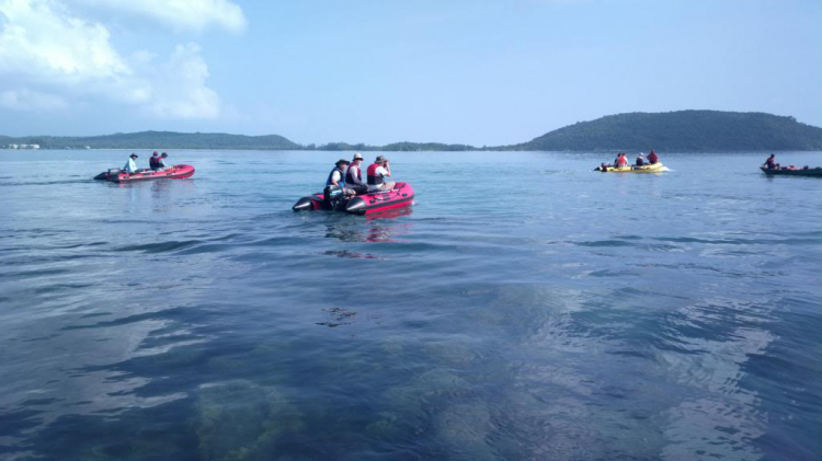 Du ngoạn trên biển bằng xuồng phao bơm hơi. Du ngoạn trên biển bằng xuồng phao bơm hơi.