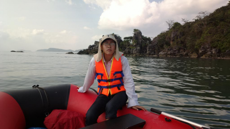 Du ngoạn trên biển bằng xuồng phao bơm hơi. Du ngoạn trên biển bằng xuồng phao bơm hơi.