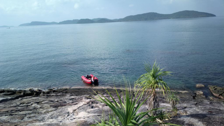 Du ngoạn trên biển bằng xuồng phao bơm hơi. Du ngoạn trên biển bằng xuồng phao bơm hơi.