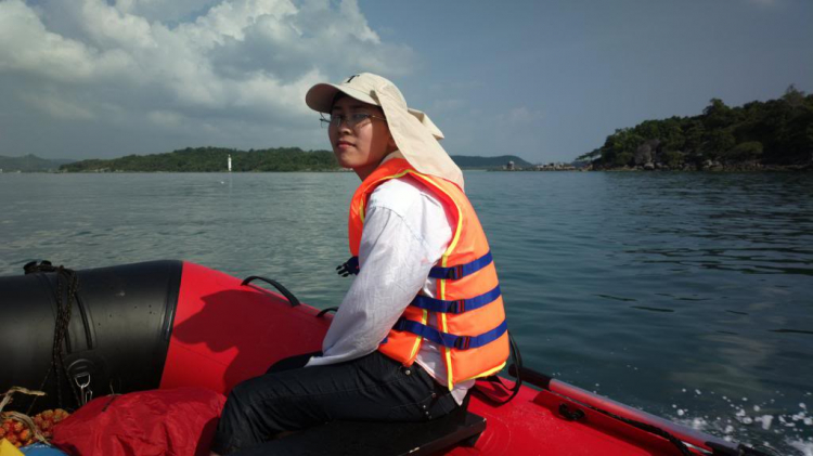 Du ngoạn trên biển bằng xuồng phao bơm hơi. Du ngoạn trên biển bằng xuồng phao bơm hơi.