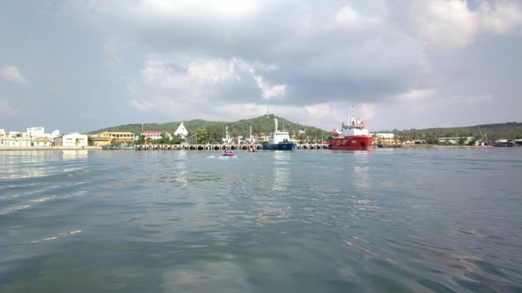 Du ngoạn trên biển bằng xuồng phao bơm hơi. Du ngoạn trên biển bằng xuồng phao bơm hơi.