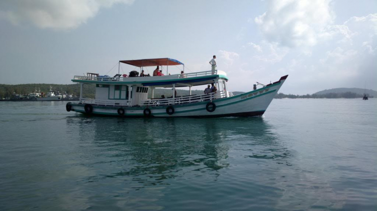 Du ngoạn trên biển bằng xuồng phao bơm hơi. Du ngoạn trên biển bằng xuồng phao bơm hơi.