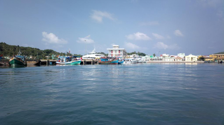 Du ngoạn trên biển bằng xuồng phao bơm hơi. Du ngoạn trên biển bằng xuồng phao bơm hơi.