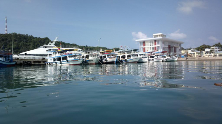 Du ngoạn trên biển bằng xuồng phao bơm hơi. Du ngoạn trên biển bằng xuồng phao bơm hơi.