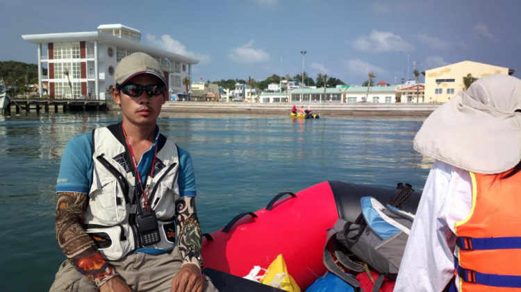 Du ngoạn trên biển bằng xuồng phao bơm hơi. Du ngoạn trên biển bằng xuồng phao bơm hơi.