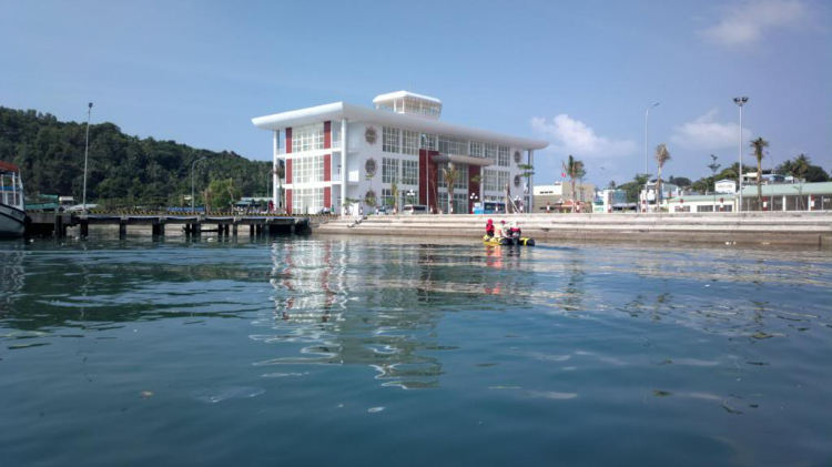 Du ngoạn trên biển bằng xuồng phao bơm hơi. Du ngoạn trên biển bằng xuồng phao bơm hơi.