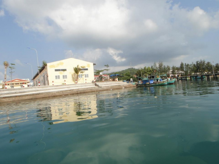 Du ngoạn trên biển bằng xuồng phao bơm hơi. Du ngoạn trên biển bằng xuồng phao bơm hơi.