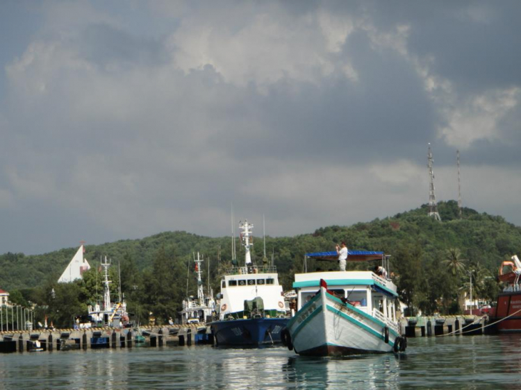 Du ngoạn trên biển bằng xuồng phao bơm hơi. Du ngoạn trên biển bằng xuồng phao bơm hơi.