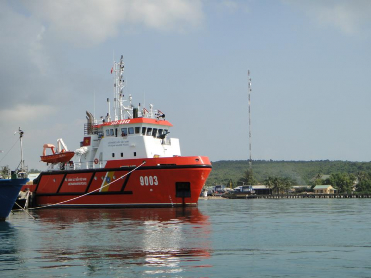 Du ngoạn trên biển bằng xuồng phao bơm hơi. Du ngoạn trên biển bằng xuồng phao bơm hơi.